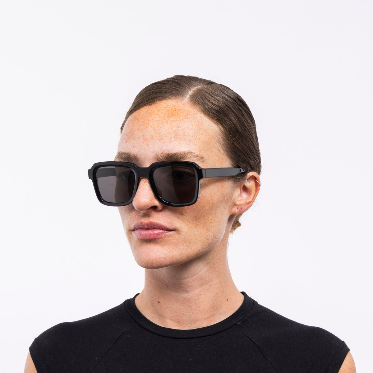 TOXTOX No.1 Black Sonnenbrille – getragen von Frau, Seitenansicht