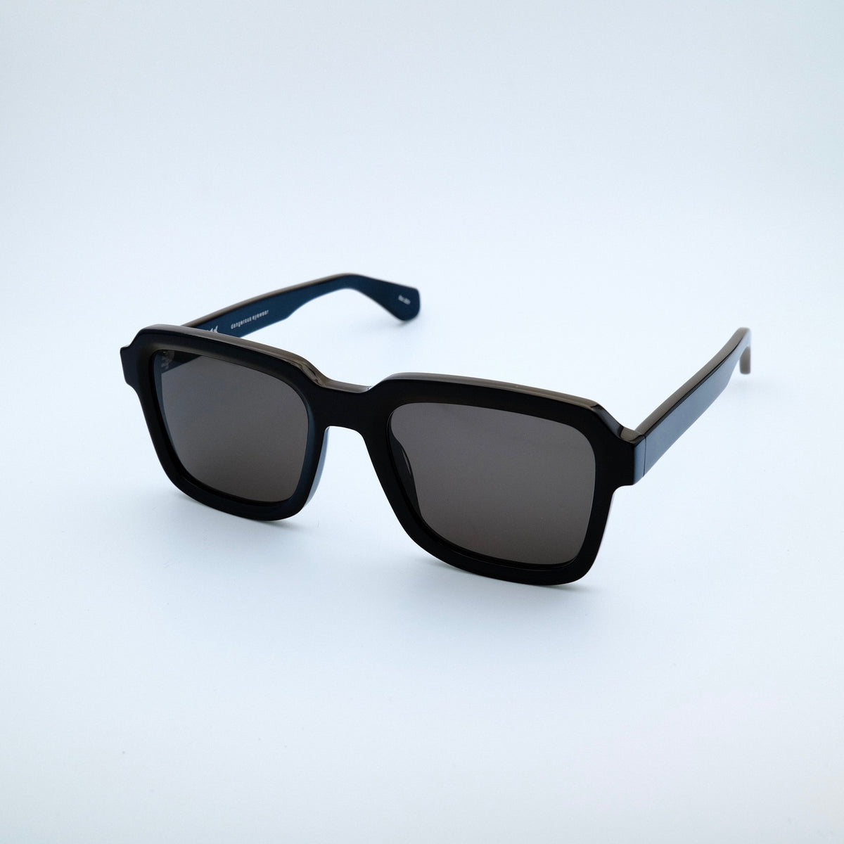 TOXTOX No.1 Black Sonnenbrille – schräge Produktansicht