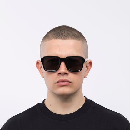 TOXTOX No.1 Black Sonnenbrille – getragen, Frontansicht