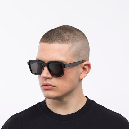 TOXTOX No.1 Black Sonnenbrille – getragen, Seitenansicht