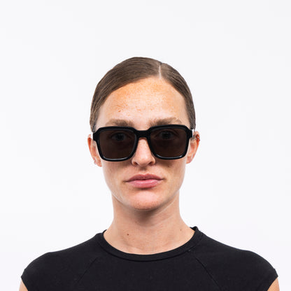 TOXTOX No.1 Black Sonnenbrille – getragen von Frau, Frontansicht