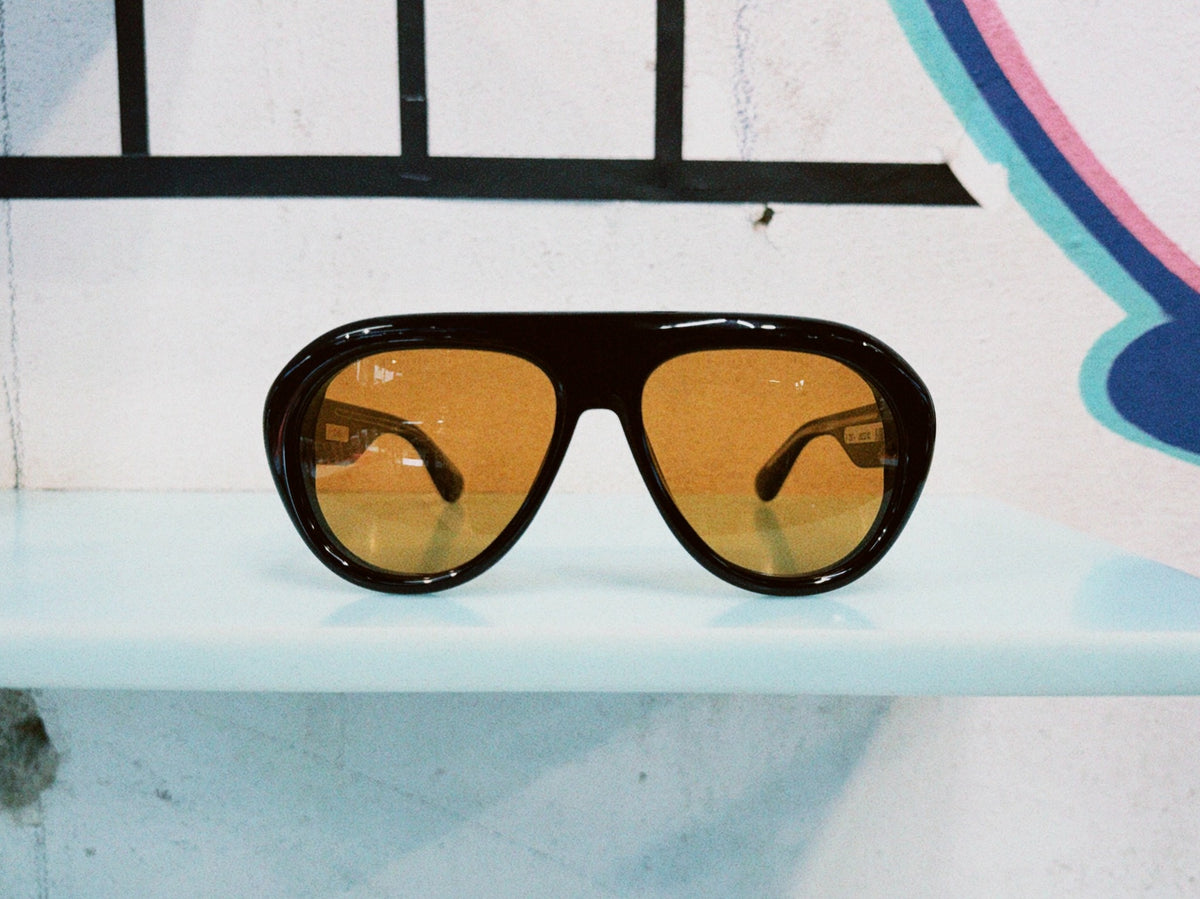 CHIMI-Sonnenbrille mit schwarzer Fassung und bernsteinfarbenen Gläsern
