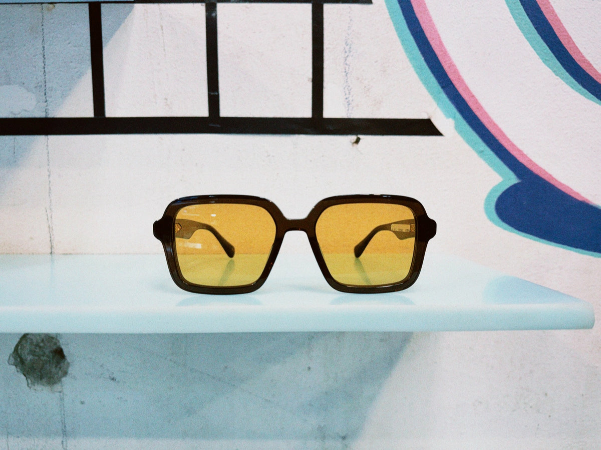 METRO-Sonnenbrille mit dunkler eckiger Fassung und gelben Gläsern